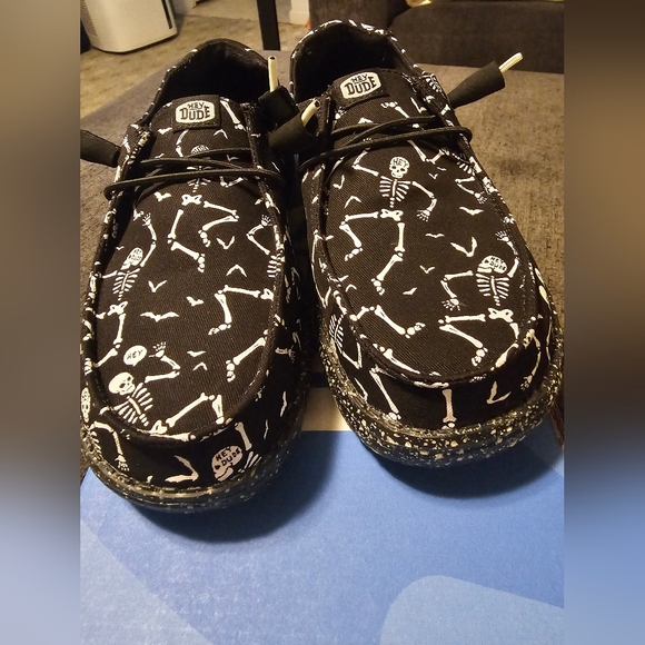 EUC Wendy Skeleton " Glow In The Dark" Hey Dudes Sz 8 Womens - Picture 3 of 5